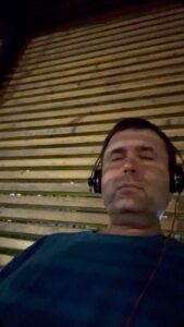 Привет 👋🏻 друзья))) кто-то уже отдыхает, а я прослушиваю музыкальный контент